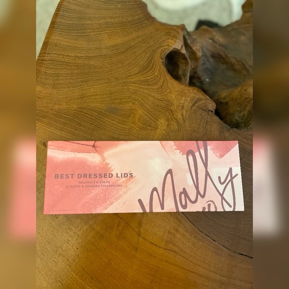 Mally Eyeshadow Palette - Picture 1 of 3